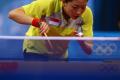 图文-乒球女团国乒3-0新加坡 李佳薇准备发球