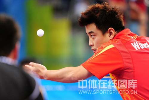 图文-奥运乒乓球男子团体决赛赛况 瞧他刁钻发球