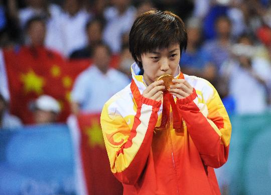 图文-乒乓球女单中国包揽金银铜 张怡宁亲吻金牌