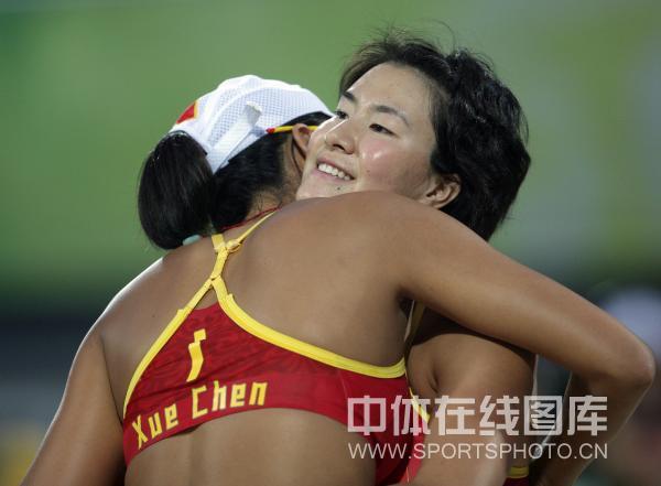 图文-女子沙滩排球中国胜希腊 中国队拥抱庆祝