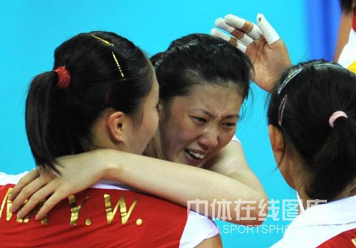 图文-女子排球中国胜俄罗斯 流下幸福眼泪