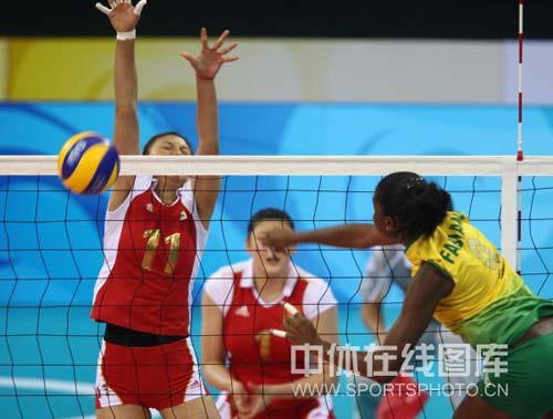 图文-奥运女排半决赛中国VS巴西 对手失误了