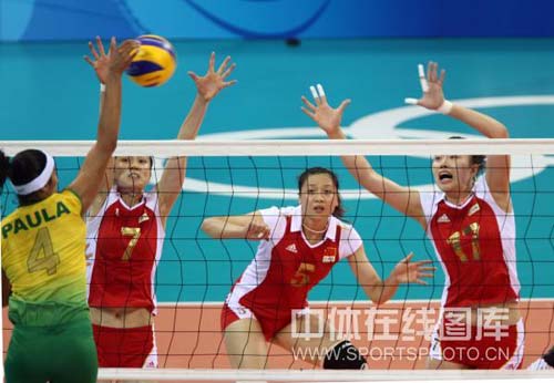 图文-奥运女排半决赛中国负巴西 三人准备拦网