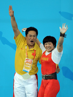 女举69公斤级刘春红轻松摘金破三项世界纪录卫冕