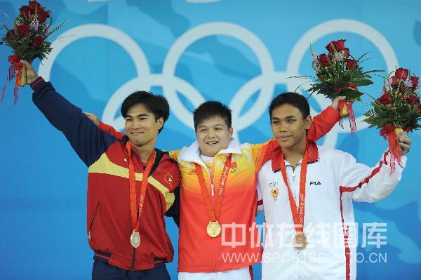 图文-龙清泉获男举56公斤级冠军 冠亚季军合影