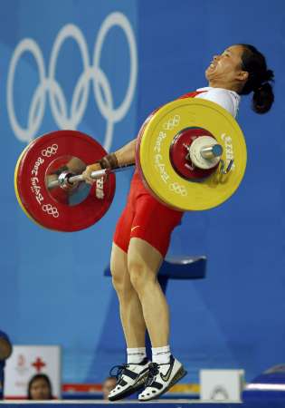 图文-女子举重58公斤级比赛 陈艳青爆发力出众