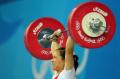 图文-女子举重58公斤级比赛 陈艳青顶住压力