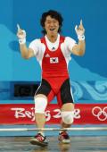 图文-男子举重62公斤级比赛 韩国选手庆祝成功