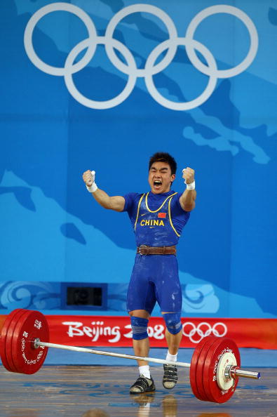 图文-举重男子69公斤级比赛 廖辉为胜利而呐喊