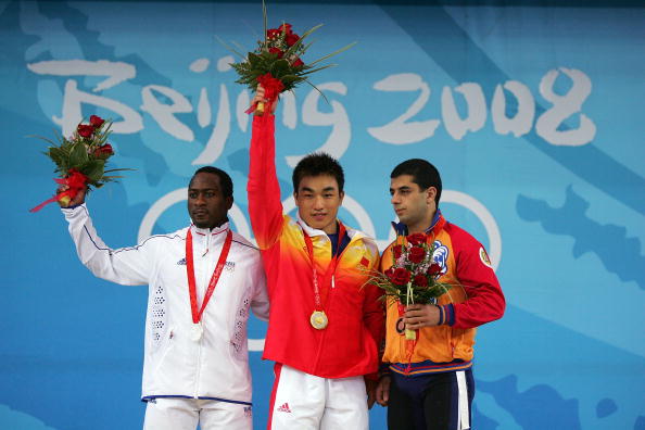 图文-举重男子69公斤级比赛 前三名合影留念