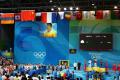 图文-举重男子69公斤级比赛 全场演唱中国国歌