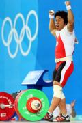 图文-举重77公斤级李宏利摘得银牌 韩国选手庆祝