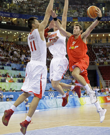 Photo: China loses to Spain 85-75 in men's basketball group match