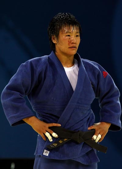 Photo: Yang Xiuli wins in Judo Women's -78kg
