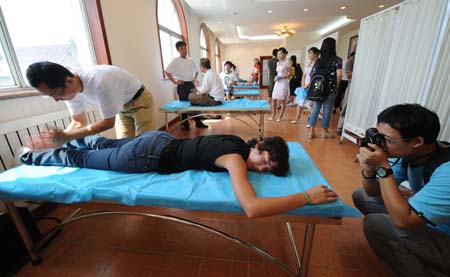 Foreign reporters experience Chinese massage