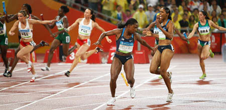 Photo: OMG, USA drop baton during women's 4x100m