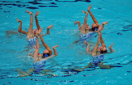 Photo: Russia takes double golds in synchronized swimming