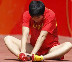 Atleta chino Liu Xiang abandona la Olimpiada por lesión