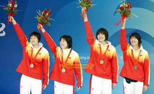 Equipo chino ganó bronce en relevo de 4x100m estilos femeninos