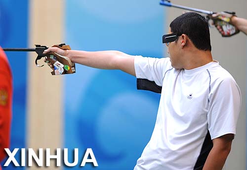 Surcoreano Jin Jong Oh gana oro en pistola de fuego 50 metros 