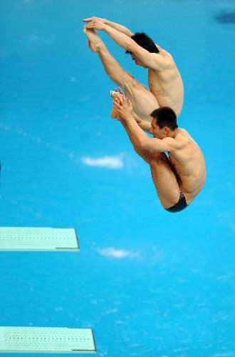Pareja china gana el oro en salto sincronizado de trampolín de 3 metros masculino