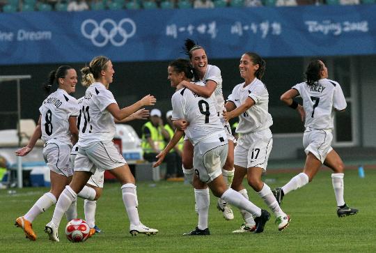 图文-[奥运会]女足日本2-2新西兰 新西兰庆祝进球