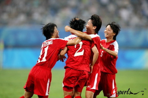 图文-[奥运会]朝鲜女足VS尼日利亚 进球带来的喜悦