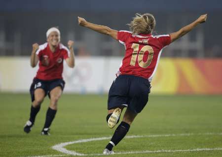 图文-[奥运会]挪威女足VS美国 10号维克庆祝进球