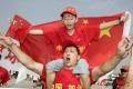 图文-中国球迷为中新之战预热 父子俩都是国奥铁杆