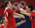图文-[奥运]女子手球决赛 挪威姑娘相拥庆祝夺冠
