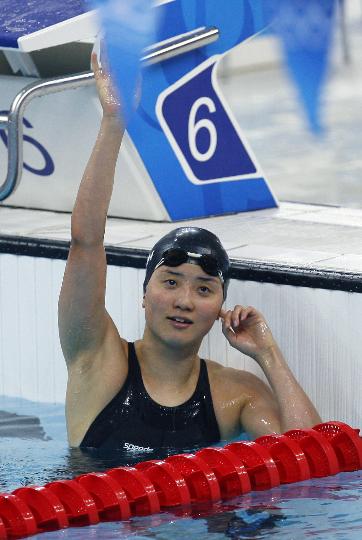 图文-女子100米仰泳预赛赛况 中村礼子挥手致意