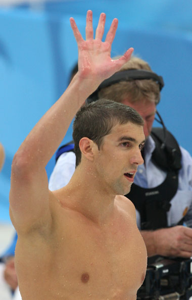 图文-菲尔普斯夺得200米蝶泳冠军 庆祝又夺一冠