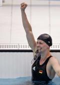 图文-史蒂芬100米自夺金 水中振臂庆祝