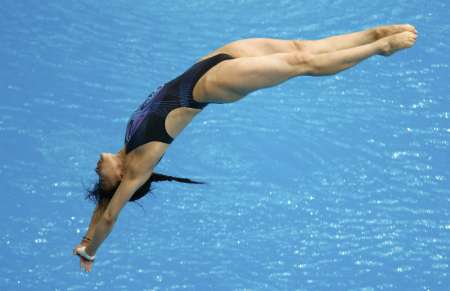 图文-奥运会跳水女子三米板预赛 郭晶晶入水瞬间