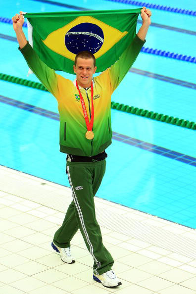 图文-奥运会男子50米自由泳决赛 骄傲展示巴西国旗