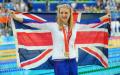 图文-女800米自阿德灵顿夺冠 泳池边举起国旗