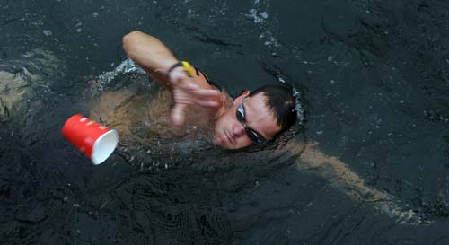 图文-男子10公里公开水域决赛 喝了水继续前进