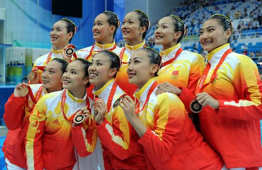 图文-花样游泳集体赛中国队摘铜 姑娘们喜获铜牌