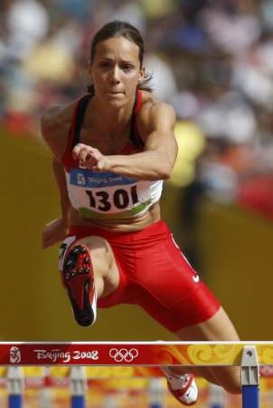 图文-女子七项全能赛况 加拿大选手飞身跨栏