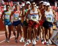 图文-北京奥运会男子20公里竞走 还是一堆人
