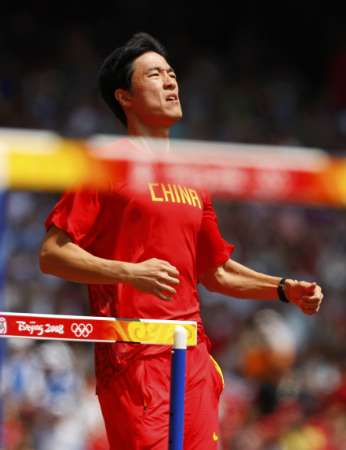 图文-刘翔因伤退出110米栏预赛 刘翔表情显痛苦