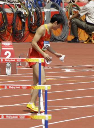图文-刘翔退出110米栏比赛 这个动作预示了什么