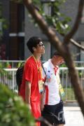 图文-刘翔退赛后回到奥运村 在教练陪同下回奥运村