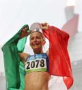 图文-女子20公里竞走决赛 冠军身披国旗
