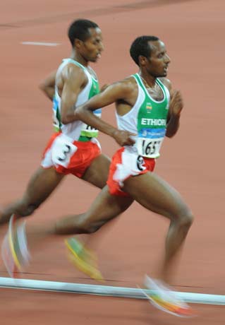 图文-[奥运]田径男子5000米决赛 是队友也是对手