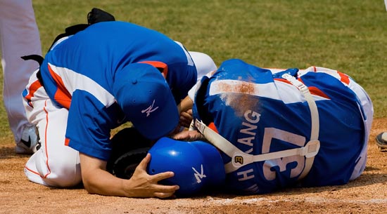 图文-18日棒球比赛赛况 韩国队员受伤倒地