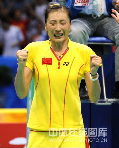 图文-奥运会羽毛球赛女单决赛 张宁含泪握紧双拳