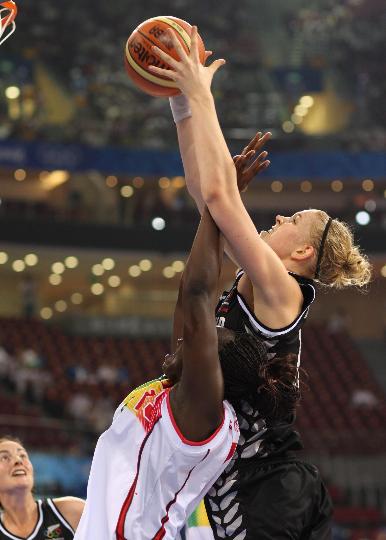 图文-女篮新西兰76-72胜马里 麦克尔马克抢篮板