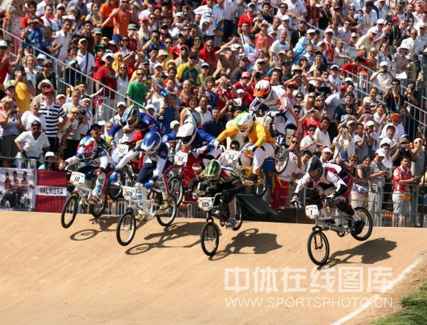 图文-奥运会小轮车男子竞速决赛 看台上挤满了观众