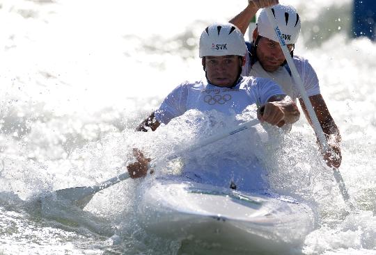 图文-激流回旋男子双人划艇 比赛中迎风破浪